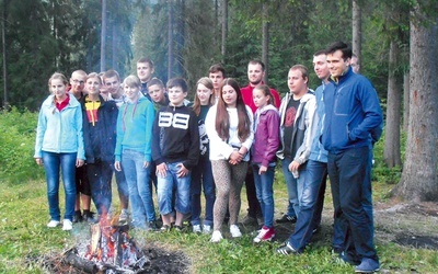  Przy zdobywaniu górskich szczytów młodzieży towarzyszyli ks. Wojciech Prawda (pierwszy z prawej) i ks. Dominik Tkaczyk (piąty z prawej)