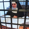 Siostra Barbara z planami remontu w klasztornej rozmównicy