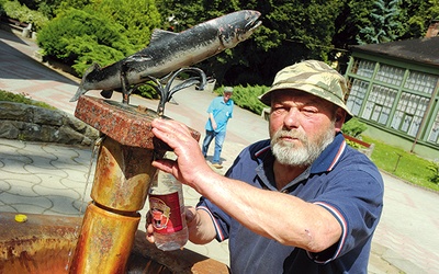 Nawet miejscowi korzystają z wód mineralnych 