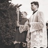 Życie księdza Szwedy (po lewej) było naznaczone krzyżem Chrystusa