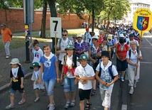 Pielgrzymka Rybnicka w 2012 r., w pierwszym rzędzie od lewej: Faustyna i Konrad Wardengowie, ich koleżanka Marysia, Kasia i Tymoteusz Wardengowie, ich kolega Rafał