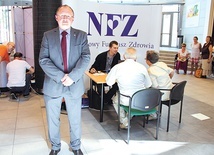  Dyrektor Nowak przy mobilnym punkcie NFZ w bytomskiej Agorze