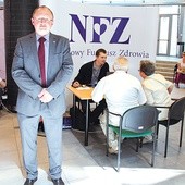  Dyrektor Nowak przy mobilnym punkcie NFZ w bytomskiej Agorze