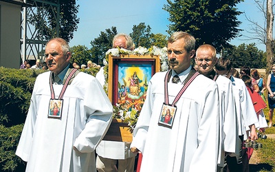 W parafii w Bednarach od 2005 roku istnieje Bractwo Szkaplerzne, które w procesjach nosi feretron poświęcony Matce Bożej z góry Karmel 