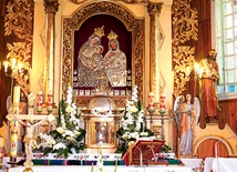 Odsłaniany obraz św. Anny Samotrzeciej w oryginalnych XVIII-wiecznych srebrnych sukienkach i złotych koronach, które pasują też na Maryję,  Jezusa i św. Katarzynę 
