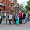 Kolejka ciągnie się przez cały dziedziniec i wychodzi aż poza bramę muzeum