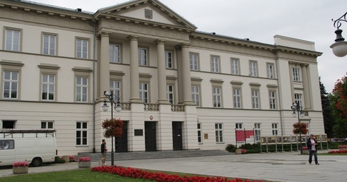 Gmach Urzędu Miejskiego w Radomiu. Widok od strony ul. Żeromskiego