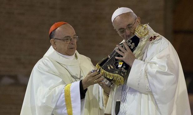 Papież Franciszek całuje figurkę Matki Bożej z Aparecidy