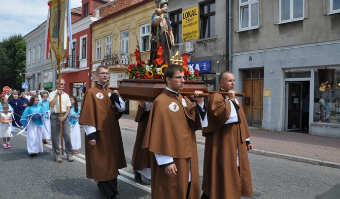 Klerycy niosą figurę i relikwiarz św. Jakuba Ap.