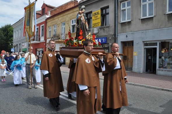 Klerycy niosą figurę i relikwiarz św. Jakuba Ap.