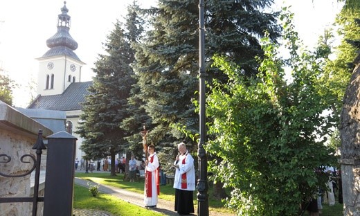 Droga Krzyżowa wokół sanktuarium.