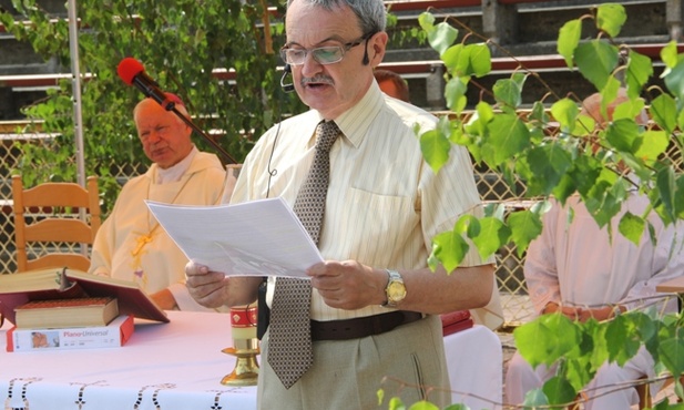 Gości zebranych na Eucharystii powitał prezes Zarządu Automobilklubu Radomskiego Aleksander Gajewski