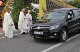 Pojazdy święcił bp Adam Odzimek. Obok ks. Gabriel Marciniak