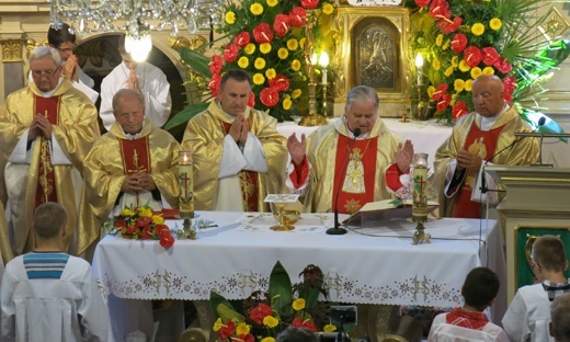 Ks. biskup przy ołtarzu wraz z rodakami i kapłanami z Żywiezczyzny.