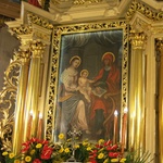 Obraz św. Anny w głównym ołtarzu.