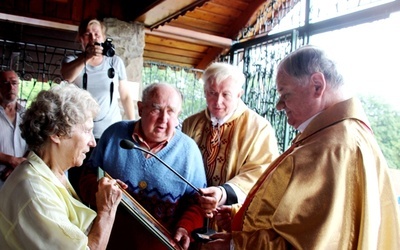 Bp Tadeusz Rakoczy ze Stefanem Jakubowskim i jego żoną Danutą. W środku - ks. prał. Stanisław Czernik