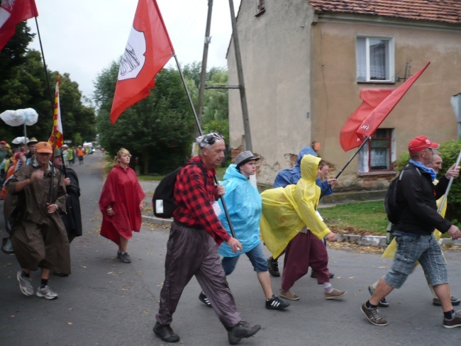 Pożegnali Ujazd w deszczu