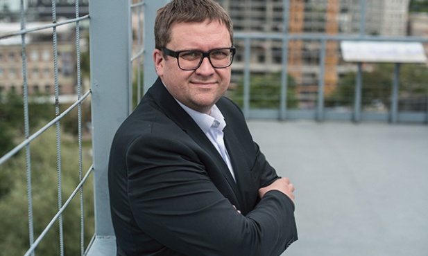 Jan Ołdakowski – od 2004 r. dyrektor Muzeum Powstania Warszawskiego. Jest też współautorem koncepcji i programu działalności tego muzeum. W 2005 r., a potem w 2007 r. został wybrany na posła na Sejm – startował z listy PiS, chociaż nie był członkiem tej partii. W 2010 r. wystąpił z klubu parlamentarnego PiS i przyłączył się do nowo utworzonego klubu PJN. Z wykształcenia polonista.  Ma 41 lat.