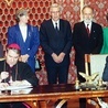 28 lipca 1993 konkordat między Stolicą Apostolską a Rzecząpospolitą Polską podpisali nuncjusz apostolski abp Józef Kowalczyk i minister spraw zagranicznych Krzysztof Skubiszewski. W uroczystości uczestniczyli także: prezydent Lech Wałęsa, premier Hanna Suchocka, marszałek Sejmu Wiesław Chrzanowski, marszałek Senatu August Jan Chełkowski, wicemarszałek Senatu Alicja Grześkowiak i wicepremier  Henryk Goryszewski