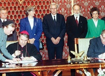 28 lipca 1993 konkordat między Stolicą Apostolską a Rzecząpospolitą Polską podpisali nuncjusz apostolski abp Józef Kowalczyk i minister spraw zagranicznych Krzysztof Skubiszewski. W uroczystości uczestniczyli także: prezydent Lech Wałęsa, premier Hanna Suchocka, marszałek Sejmu Wiesław Chrzanowski, marszałek Senatu August Jan Chełkowski, wicemarszałek Senatu Alicja Grześkowiak i wicepremier  Henryk Goryszewski