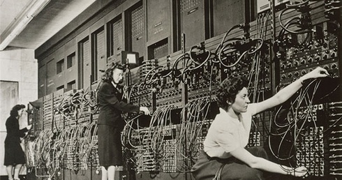 ENIAC, czyli Elektroniczny Numeryczny Integrator i Komputer, wybudowany  w połowie lat 40.  XX wieku w USA, pracował głównie na potrzeby wojska