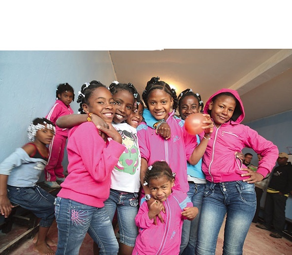 Młode Afrokolumbijki pozują  do zdjęć niczym zawodowe modelki