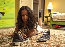 Rewelacyjną kreację młodej buntowniczki stworzyła w filmie debiutantka Waad Mohammed. Film ogląda się świetnie, a zakończenie zaskoczy wszystkich.  Łącznie z jego bohaterką