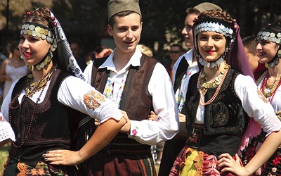 Festiwal rozpoczął się korowodem zespołów folklorystycznych w skansenie w Ochli. Inaugurację „Folkowej Góry” połączono  z miejscowym Świętem Miodu