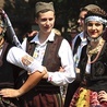 Festiwal rozpoczął się korowodem zespołów folklorystycznych w skansenie w Ochli. Inaugurację „Folkowej Góry” połączono  z miejscowym Świętem Miodu