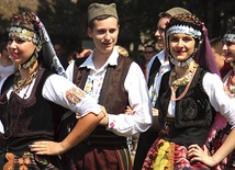 Festiwal rozpoczął się korowodem zespołów folklorystycznych w skansenie w Ochli. Inaugurację „Folkowej Góry” połączono  z miejscowym Świętem Miodu