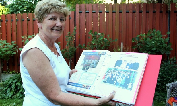  Elżbieta Łobaczewska prezentuje diecezjalną kronikę WKC