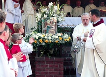  Ks. W. Lenart okadza figurkę św. Anny Samotrzeciej z Olesna