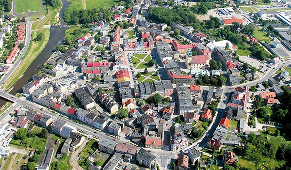 Centrum Głuchołaz. Wyraźnie widoczny owalny kształt starego miasta