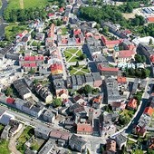 Centrum Głuchołaz. Wyraźnie widoczny owalny kształt starego miasta