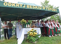 Tradycyjnym elementem każdej wyprawy w ramach akcji „Odkryj Beskid Wyspowy” jest Msza św. na górskim szlaku