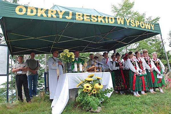 Tradycyjnym elementem każdej wyprawy w ramach akcji „Odkryj Beskid Wyspowy” jest Msza św. na górskim szlaku