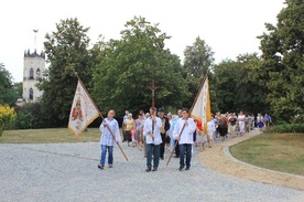 Procesja z obrazem św. Anny przeszła przez park Muzeum Romantyzmu do kościoła parafialnego