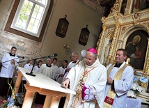 W rekonsekrowanym kościele znajduje się m.in. późnorenesansowy ołtarz główny z obrazami Matki Bożej Częstochowskiej, św. Anny i rzeźbami  apostołów Piotra i Pawła