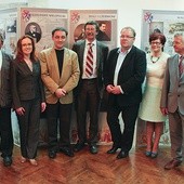  Na tle wystawy w GOK w Janowcu. Od lewej Zbigniew Ambryszewski, Anna Drela (komentarz historyczny), Robert Grudzień (artysta muzyk), prof. Jan Żaryn, Michał Tęcza – dyrektor GOK w Janowcu, Zofia Cieloch, Tadeusz Kocoń, wójt gminy Janowiec