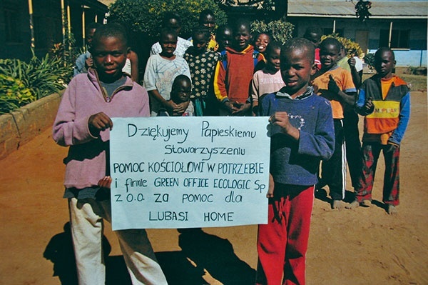 Dzieci z Afryki dziękują za szkołę zbudowaną dzięki uzyskanym pieniądzom