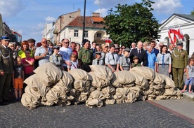 Pamiątkowe zdjęcie przy symbolicznej powstańczej barykadzie w Płocku