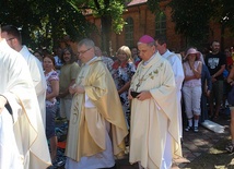 Biskup wśród pielgrzymów