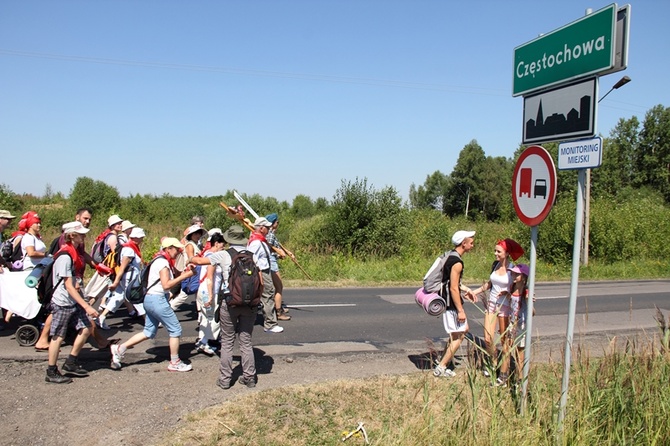 68. Pielgrzymka Rybnicka - dzień 4. - przedmieścia Częstochowy