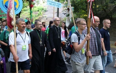 Tradycyjnie z pielgrzymami wyruszył bp Piotr Libera, który pierwszego dnia będzie towarzyszył pątnikom 