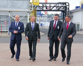 Premiera Donalda Tuska i ministra skarbu Włodzimierza Karpińskiego (z prawej) powitali i oprowadzili po kopalni, prezes zarządu PGNiG Jerzy Kurella (z lewej) i dyrektor oddziału Sławomir Kudela (obok premiera)
