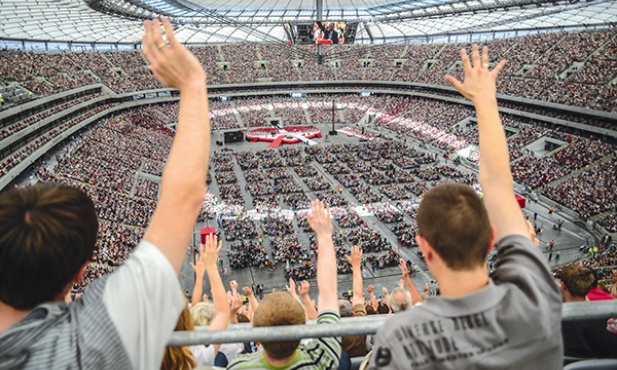 Abp Hoser, zwołując wielkie ewangelizacyjne spotkanie na Stadionie Narodowym, zrealizował to, o co prosił Franciszek w Rio: „Chcę, żeby Kościół szedł ulicami”. Media głównego nurtu tego nie widzą. Do rangi sprawy narodowej podnoszą „wojenkę” zbuntowanego proboszcza 