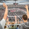 Abp Hoser, zwołując wielkie ewangelizacyjne spotkanie na Stadionie Narodowym, zrealizował to, o co prosił Franciszek w Rio: „Chcę, żeby Kościół szedł ulicami”. Media głównego nurtu tego nie widzą. Do rangi sprawy narodowej podnoszą „wojenkę” zbuntowanego proboszcza 