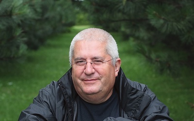 O. Jan Wojciech Góra urodził się 8 lutego 1948 roku w Prudniku koło Opola, doktor teologii, duszpasterz akademicki w Poznaniu, rekolekcjonista, prozaik, twórca i animator ośrodków duszpasterskich na Jamnej, w Hermanicach i nad Lednicą, organizator corocznych spotkań młodych Lednica 2000, pod Bramą  Rybą (Bramą III Tysiąclecia), twórca Domu Jana Pawła II nad Lednicą.