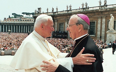Don Àlvaro był bliskim współpracownikiem Jana Pawła II. Zdjęcie z 18 maja 1992 roku