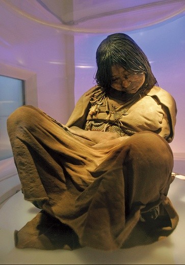 Dziewczynkę z Llullaillaco znaleziono wysoko w Andach w 1999 roku. Aż trudno uwierzyć, że „śpi” w takiej pozycji już 500 lat
